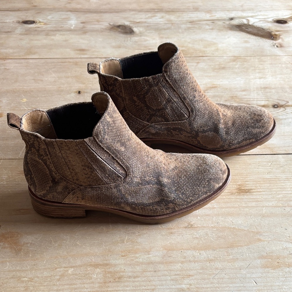 Sofft Brown Textured Leather Ankle Booties